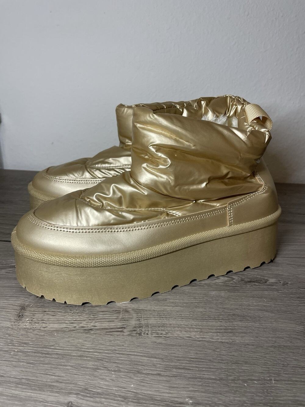 Charlotte Russe Faux Fur Gold Metallic Platform Winter Boots Moon Boots 8size